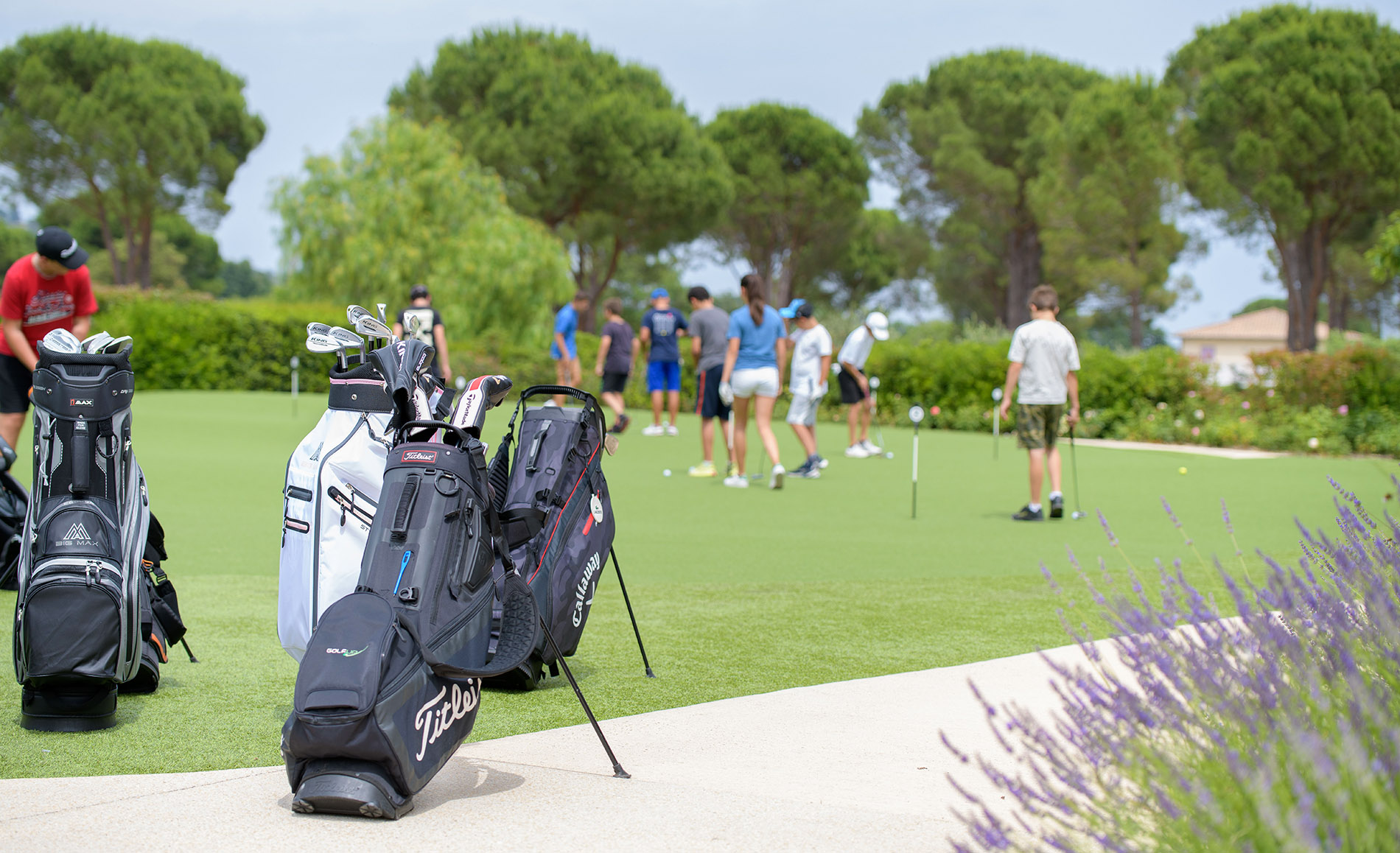 Pas besoin d'acheter des clubs pour commencer : le matériel peut être fourni ou loué à Golf Up.